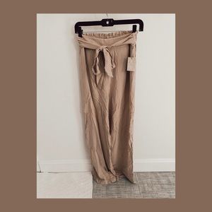 😍 NWT “sand” colored ankle woven pants